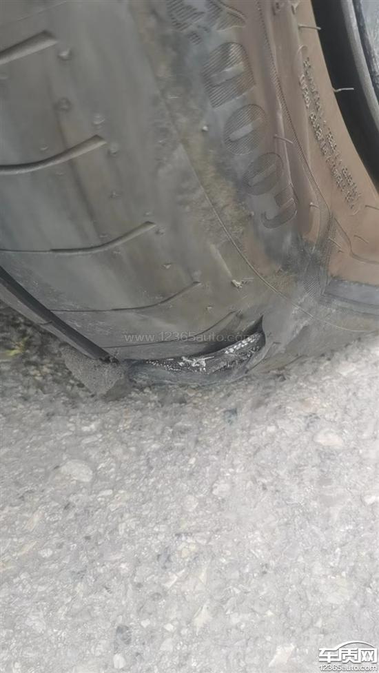 特斯拉model y正常行驶中固特异轮胎爆胎