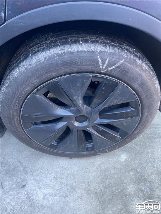 特斯拉model y正常行驶中固特异轮胎爆胎