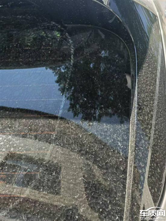 零跑c10行驶途中车后玻璃爆裂 要求处理