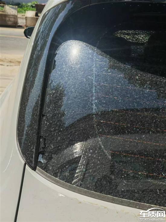零跑c10行驶途中车后玻璃爆裂 要求处理