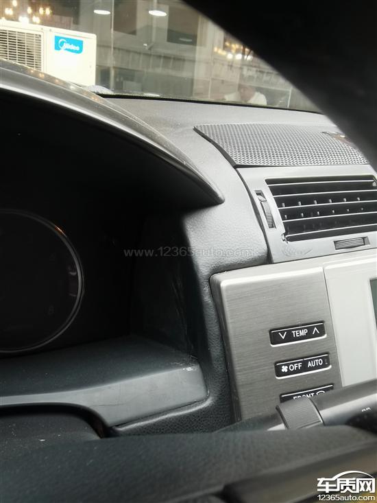 一汽丰田锐志中控台老化开裂出油反光