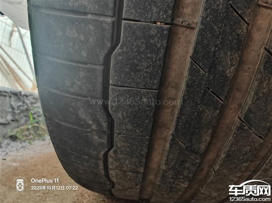上汽大众帕萨特轮胎吃胎 磨损到安全线