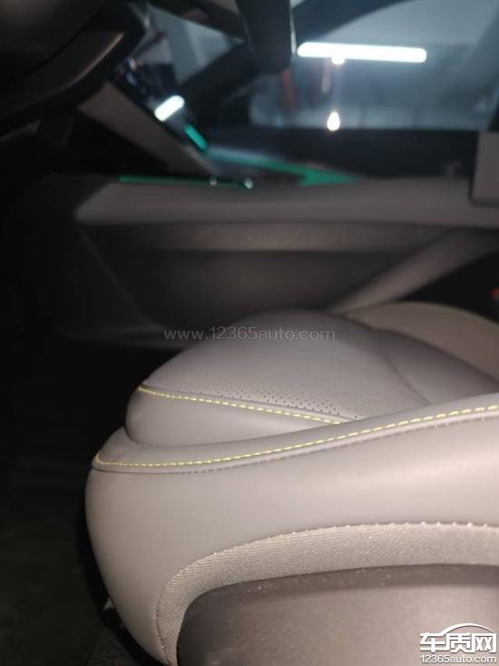 领克08 EM-P主驾坐垫长度过短 疑似设计缺陷