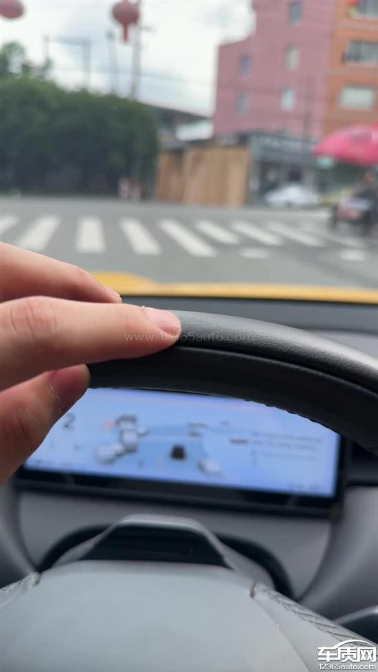 蔚来ET5T方向盘起皮褶皱 不予质保