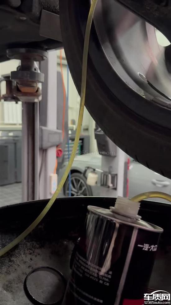 一汽奥迪A6L大灯进水起雾亮度低 变速箱顿挫