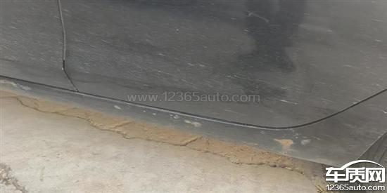 长安福特福睿斯车身底边生锈 严重锈蚀