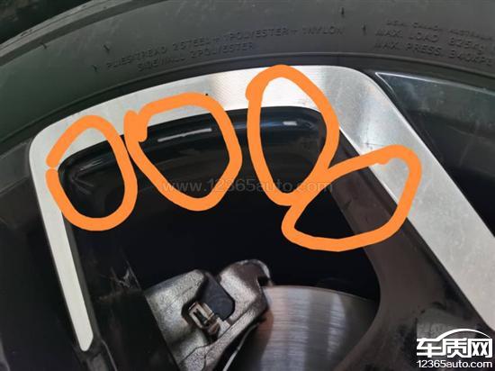 上汽大众途观L车辆<em>轮毂</em>盖与<em>轮毂</em>异常磨损