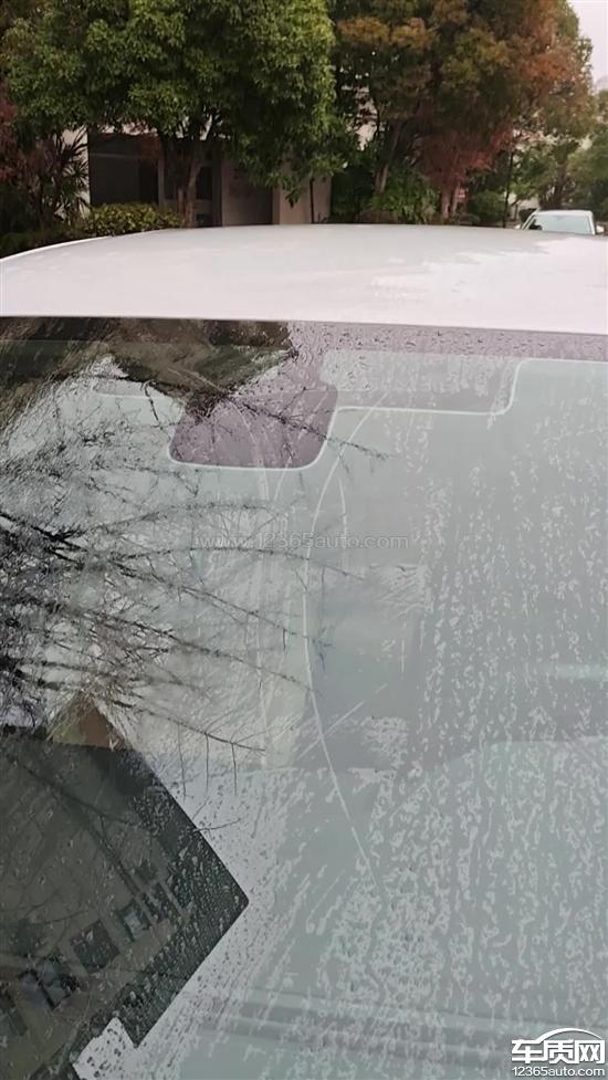 东风标致408前挡玻璃突然出现裂痕