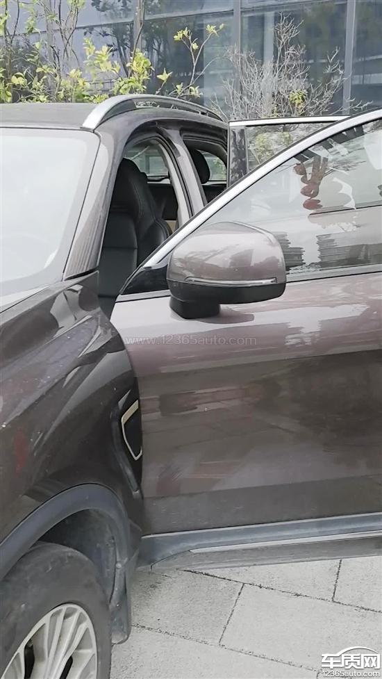 领克01车门内饰板出现鼓包开裂情况