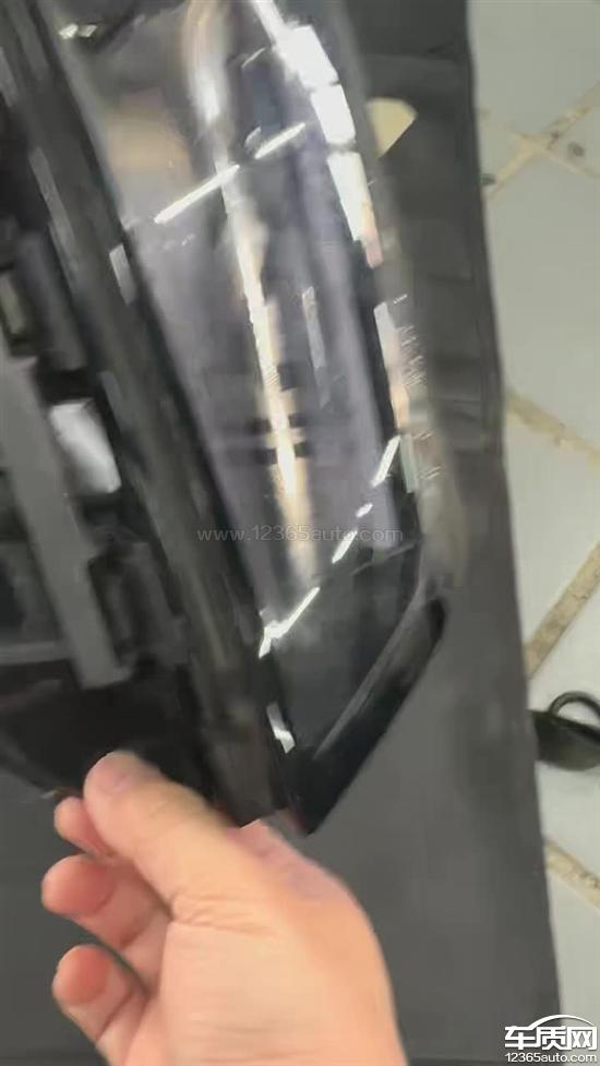 零跑C10车灯下方破损 无外力影响 不予保修