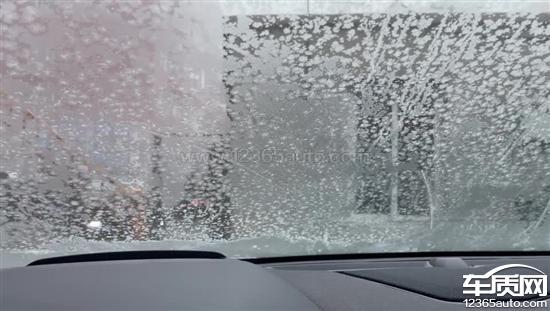 领克05售后安装雨刮臂错误导致玻璃划伤