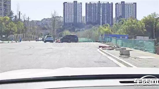 奇瑞瑞虎8新车前挡风玻璃画面扭曲