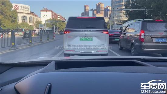 领克03 HUD抬头显示闪烁 日间行车灯发黄