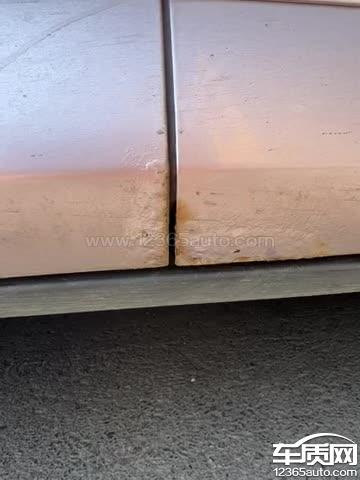 比亚迪海豚原厂车漆生锈 爆皮爆漆