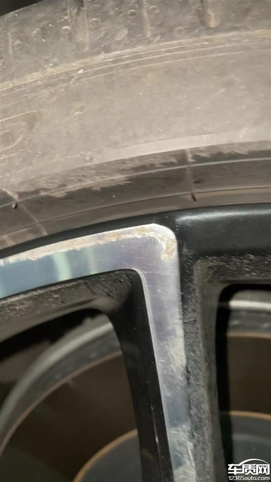 一汽奥迪A4L四个轮毂氧化严重生锈