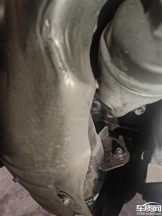别克英朗车辆发动机机油<em>散热</em><em>器</em>漏油