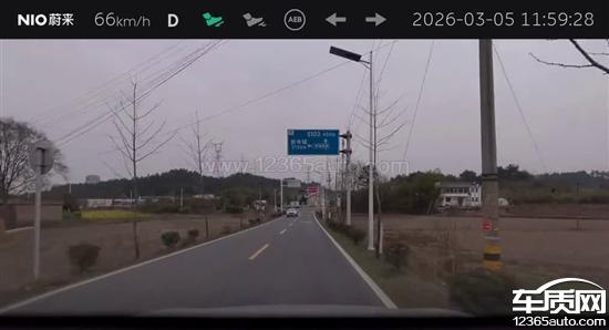 蔚来ES6正常行驶自动开启避险功能发生车祸