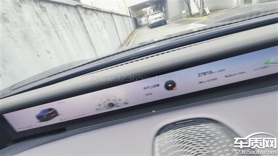 阿维塔07开启智驾越过实线停车