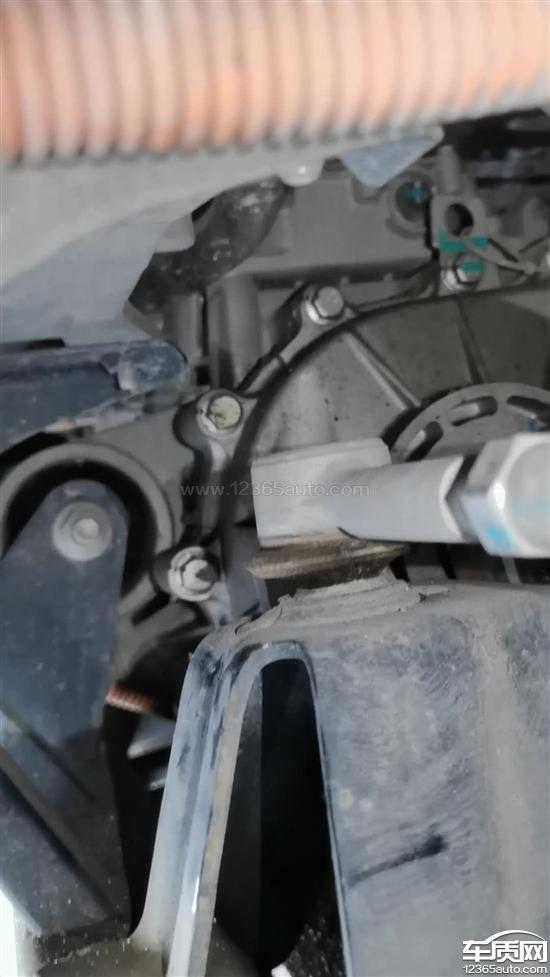 奇瑞新能源小蚂蚁变速箱外壳底部渗油