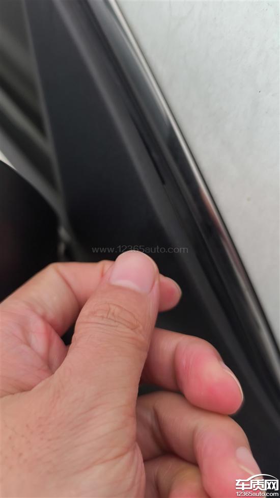 长安锐程PLUS副驾后视镜外壳脱胶缝隙大