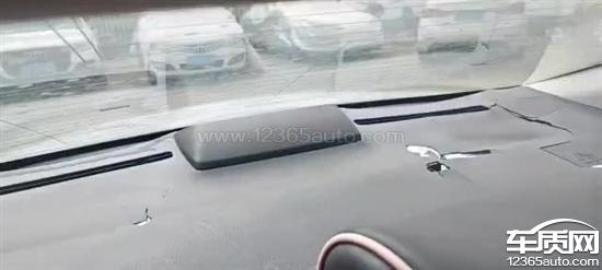 长安马自达昂克赛拉后备厢饰板开裂