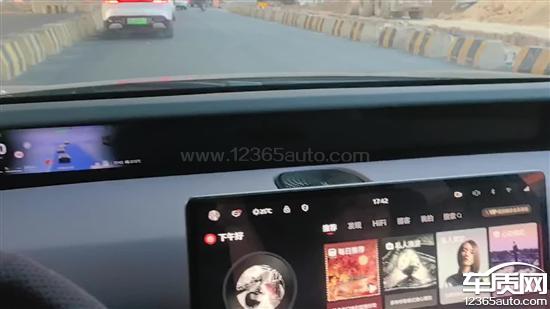 阿维塔12行车途中屏幕突然发生黑屏