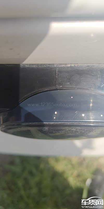 长安UNI-V尾部贯穿灯再次发生开裂