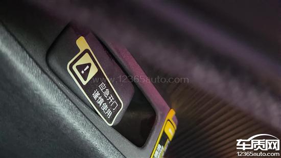 蔚来ET5新车辆主驾侧下边梁积水