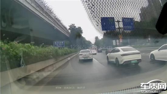 一汽奔腾小马正常行驶中车辆发生打滑