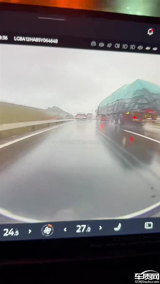 东风日产N7 4S店维修时弄坏储物柜