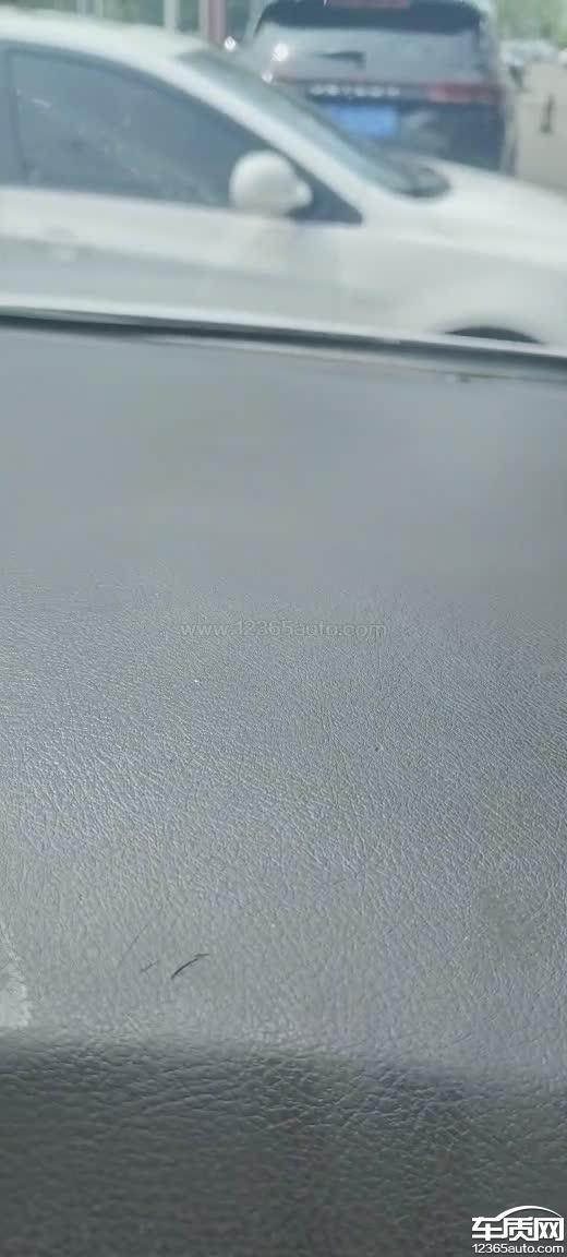 进口丰田埃尔法仪表台老化开裂粘手	