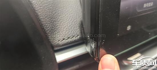 吉利帝豪车机屏幕脱胶开裂 影响操控