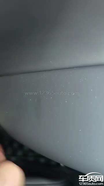 零跑C10半年的新车空调出风口喷铝粉