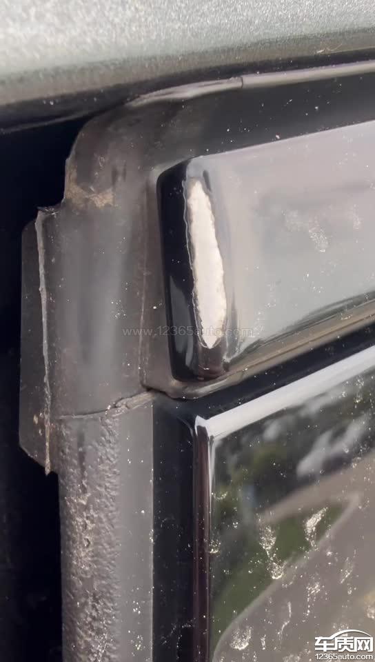 一汽奥迪A4L主驾车门镀铬饰条边缘镀层剥落