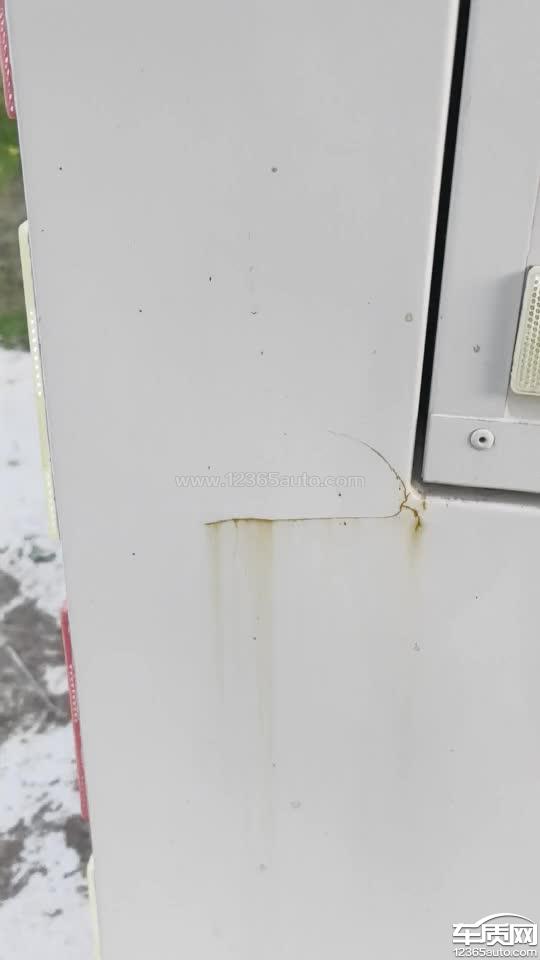 福田时代领航驾驶室上部漆面开裂