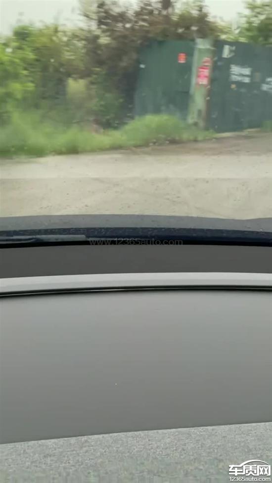 特斯拉Model Y新车底盘过减速带异响
