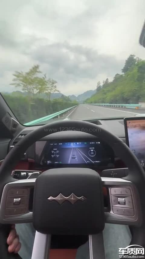 方程豹钛7新车提出来第一天就跑偏