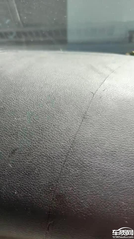 一汽马自达睿翼车辆仪表台老化开裂