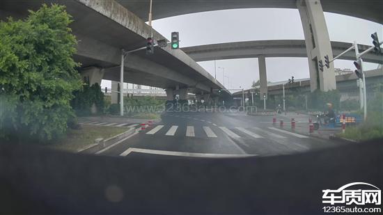 小米YU7辅助驾驶闯红灯导致事故