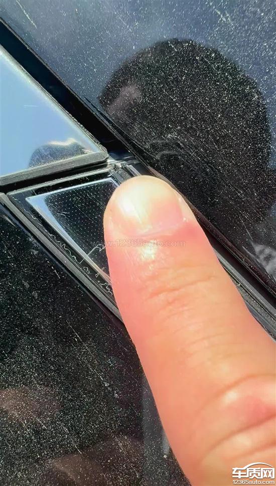 北京现代索纳塔日间行车灯开裂 爆皮