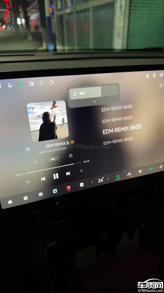 零跑C11车辆行驶中车机媒体自动调整音量