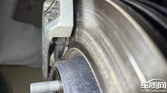 比亚迪秦PLUS<em>车</em>辆前<em>刹车</em><em>片</em>碎裂
