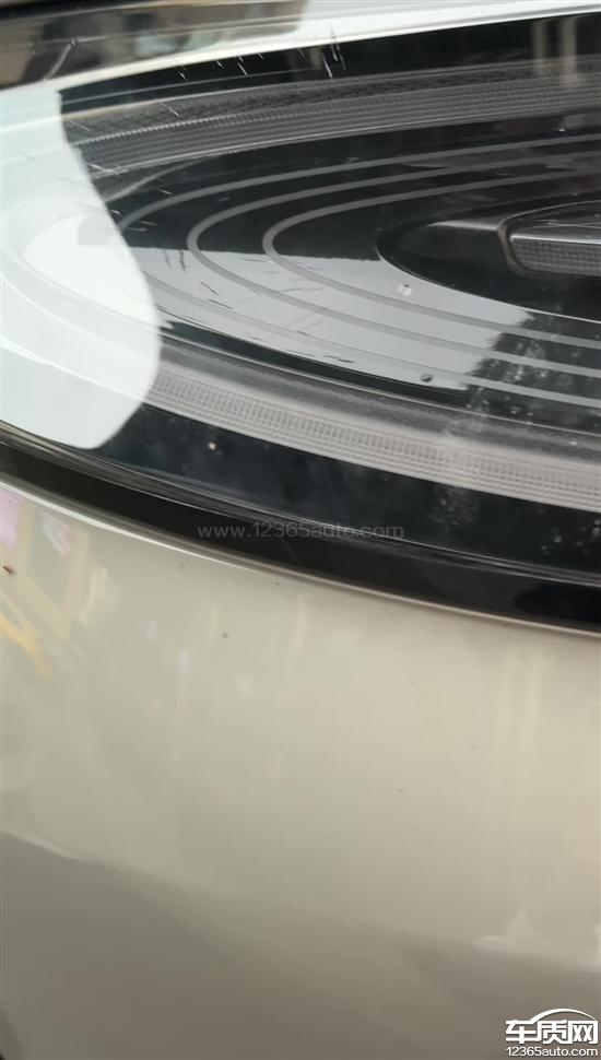 小米SU7左后尾灯自然开裂 不予质保