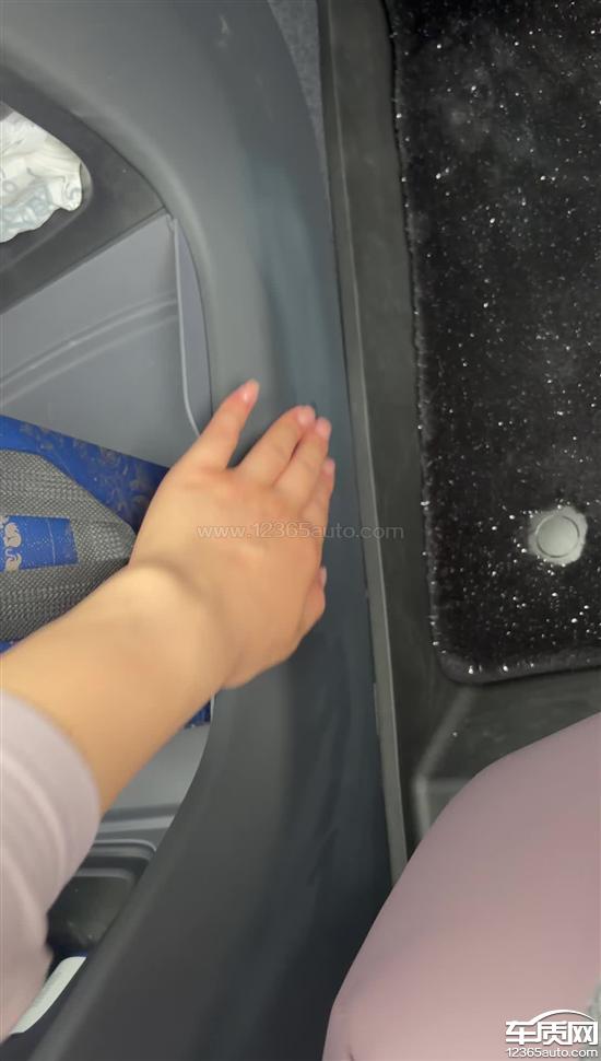 小米YU7导流管缺陷有冷凝水 导致中控台变色