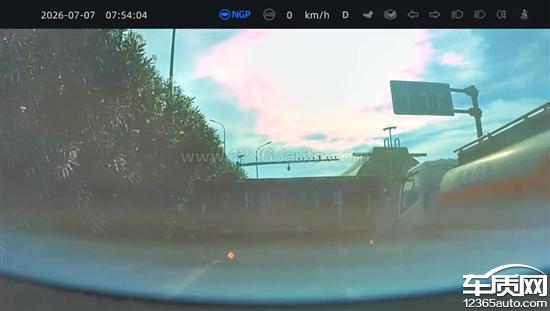 小鹏G6开启NGP自动起步 追尾前车