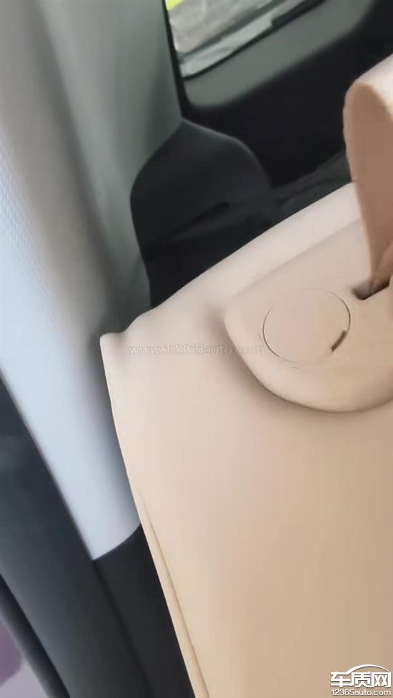 奇瑞风云T7后排座椅与C柱严重摩擦干涉