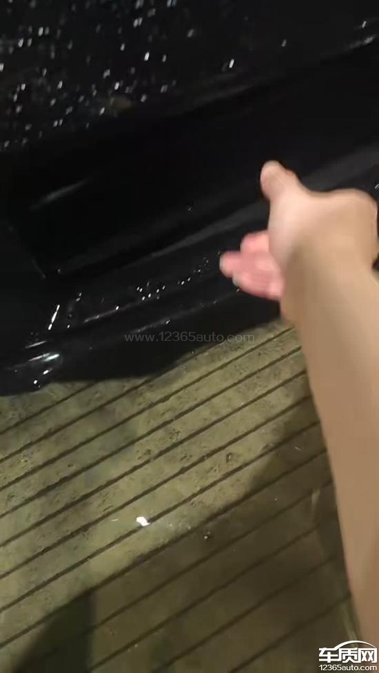 极氪007GT进气格栅连杆断裂 米其林轮胎破口