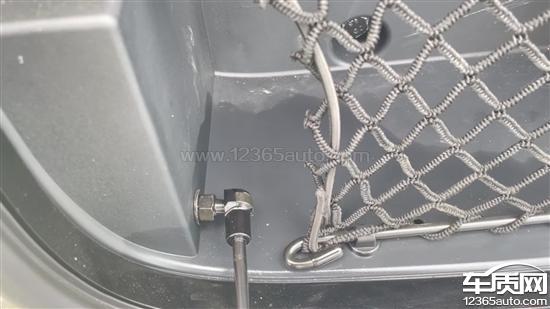 方程豹钛7后备厢液压杆漏油严重
