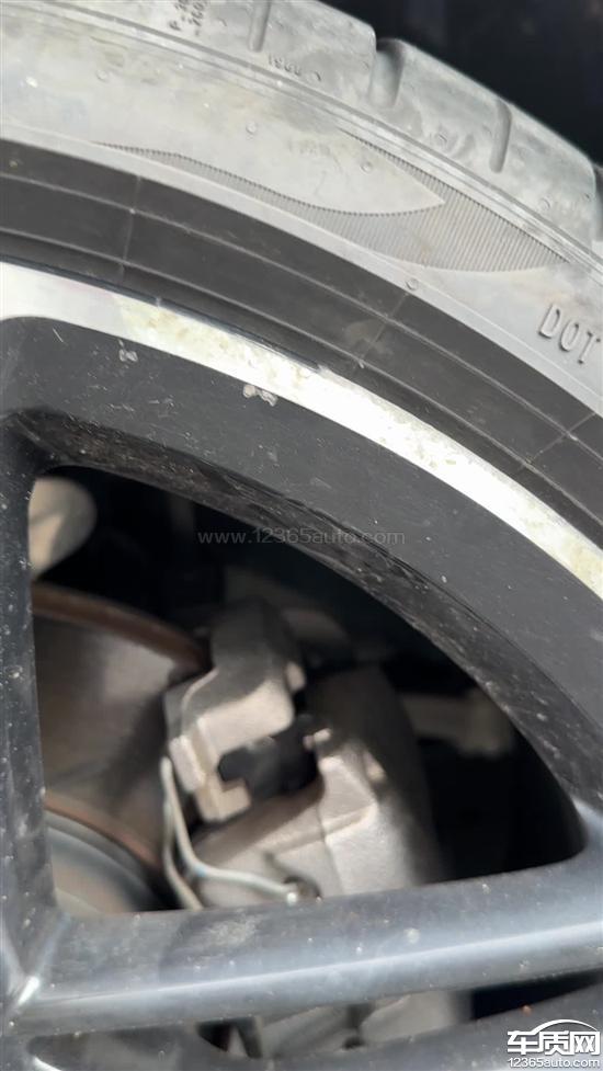 一汽奥迪A4L轮毂氧化 左前轮慢漏气