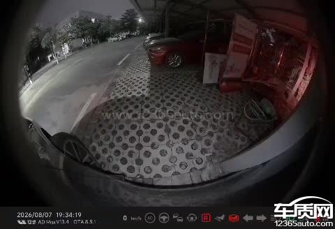 理想L6开启自动泊车功能 发生碰撞